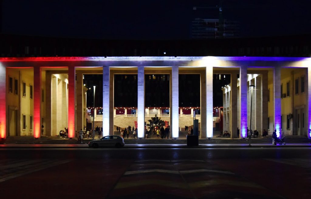 20 vjet nga sulmet terroriste, Tirana vishet me ngjyrat e flamurit amerikan
