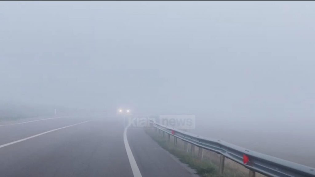 Korça mbulohet nga mjegulla, probleme për qarkullimin e mjeteve