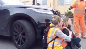 Protestuesit shtrihen në rrugë, gruaja me Range Rover tenton të kalojë sipër tyre