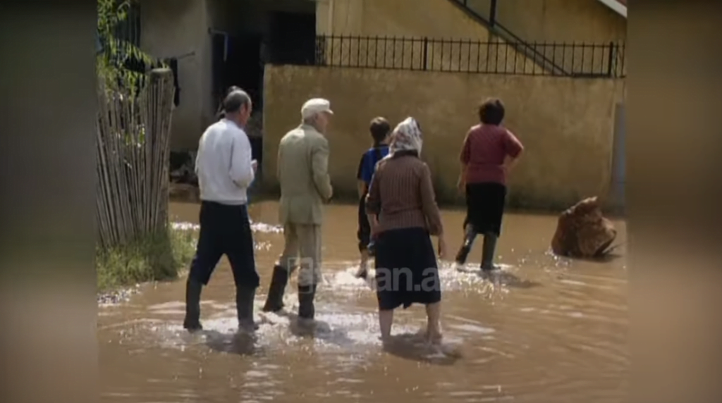 Lezha përballet me problemet pas përmbytjeve, banorët pa strehim e ushqim (27 Shtator 2002)