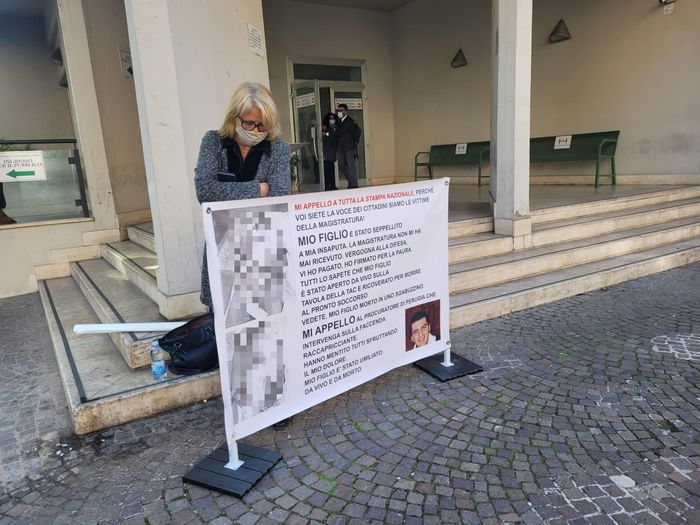 Nëna shqiptare trondit opinionin publik: Publikon fotot e kufomës së të birit