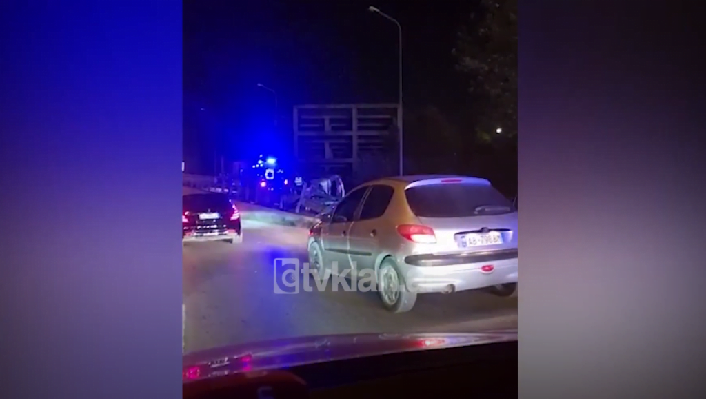 Video | Aksident në Tiranë, makina përfundon e përmbysur në anë të rrugës