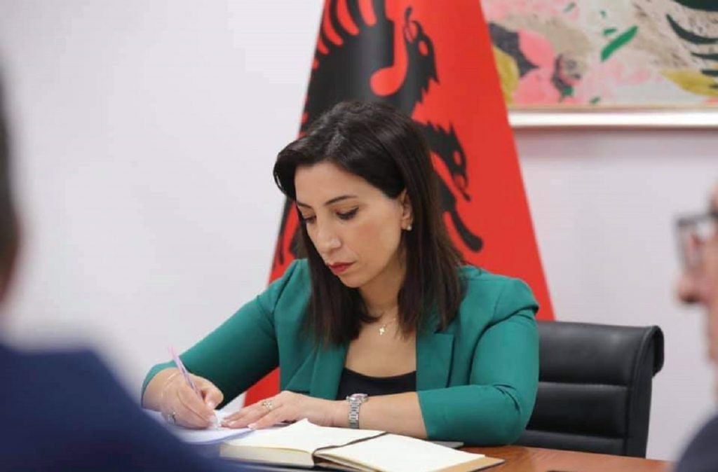 Kushi ftesë të rinjve të shkruajnë saktë, bukur dhe qartë gjuhën shqipe