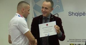 Certifikatë mirënjohje e set sportiv për Beqirin