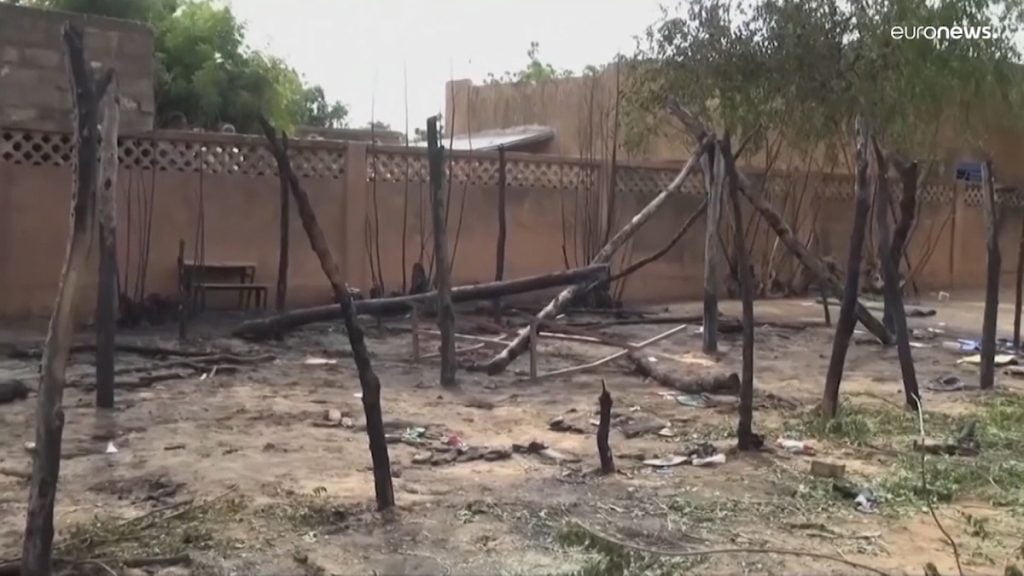 Zjarri në një shkollë në Nigeri vret 25 fëmijë