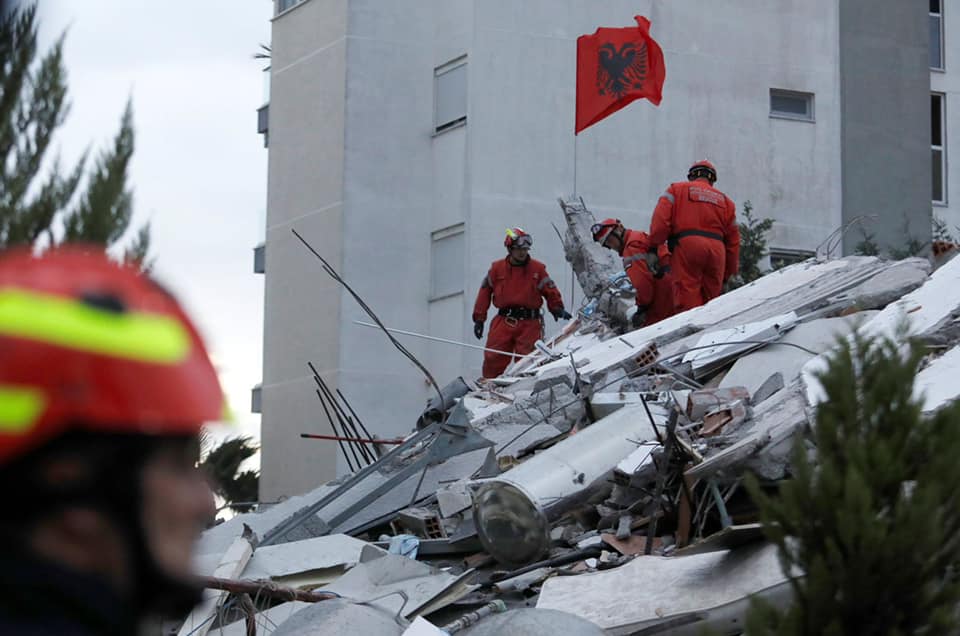 Dy vite nga tërmeti i 26 Nëntorit, shqiptarët kujtojnë 51 viktimat e tragjedisë