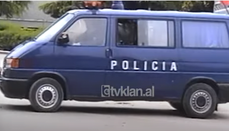 Policia e Tiranës arreston vrasësin e kushërinjve në Pezë &#8211; (28 Janar 2003)