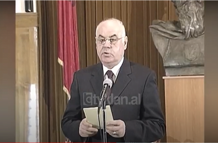 Presidenti Alfred Moisiu dekreton rektorët e rinj të universiteteve &#8211; (15 shkurt 2003)