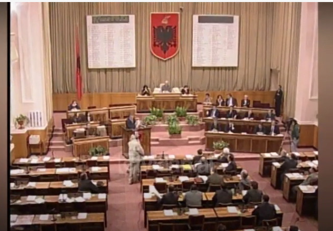 Parlament, dështon votimi për ngritjen e komisionit hetimor Rama &#8211; (19 Shkurt 2003)