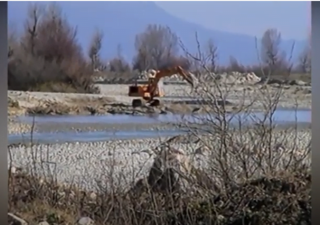 Inertet në lumin Drino rrezikojnë përmbytje në Gjirokastër &#8211; (1 Mars 2003)