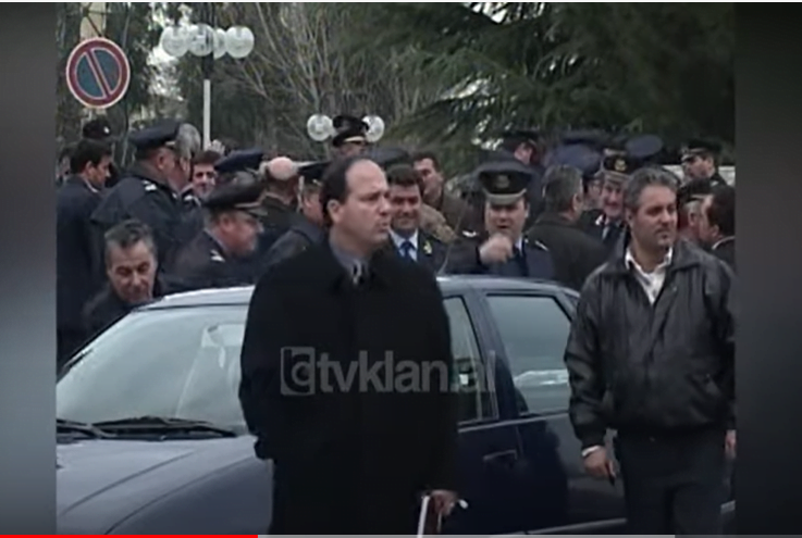 Arrestohen policët në Korçë, pas vdekjes së Gazmend Tahirllarit &#8211; (11 Janar 2003)