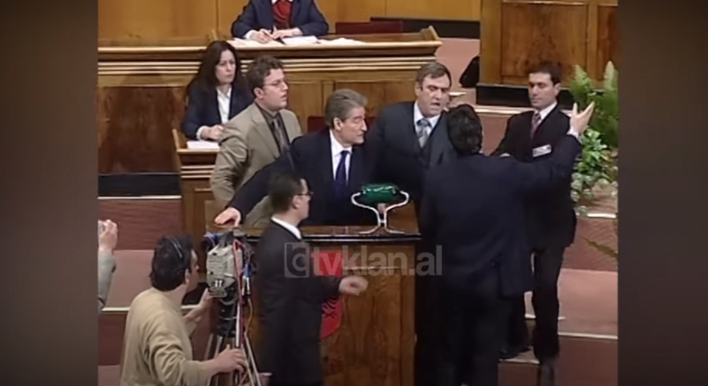 Kërkesa për hetimin e Edi Ramës bëhet shkak i debateve të nxehta në parlament (22 Shkurt 2003)