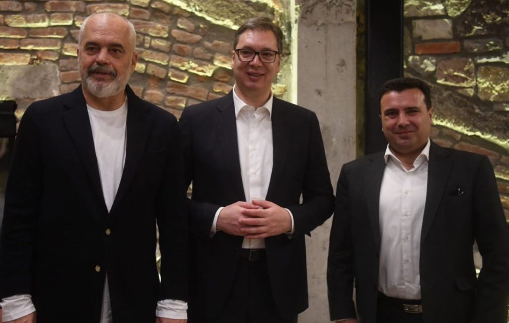 U prit me protestë, Vuçiç shpërndan foton me Ramën dhe Zaev nga darka në Elbasan