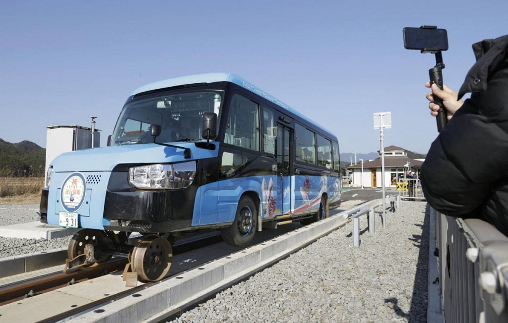 Vihet në funksion autobusi-tren i parë në botë