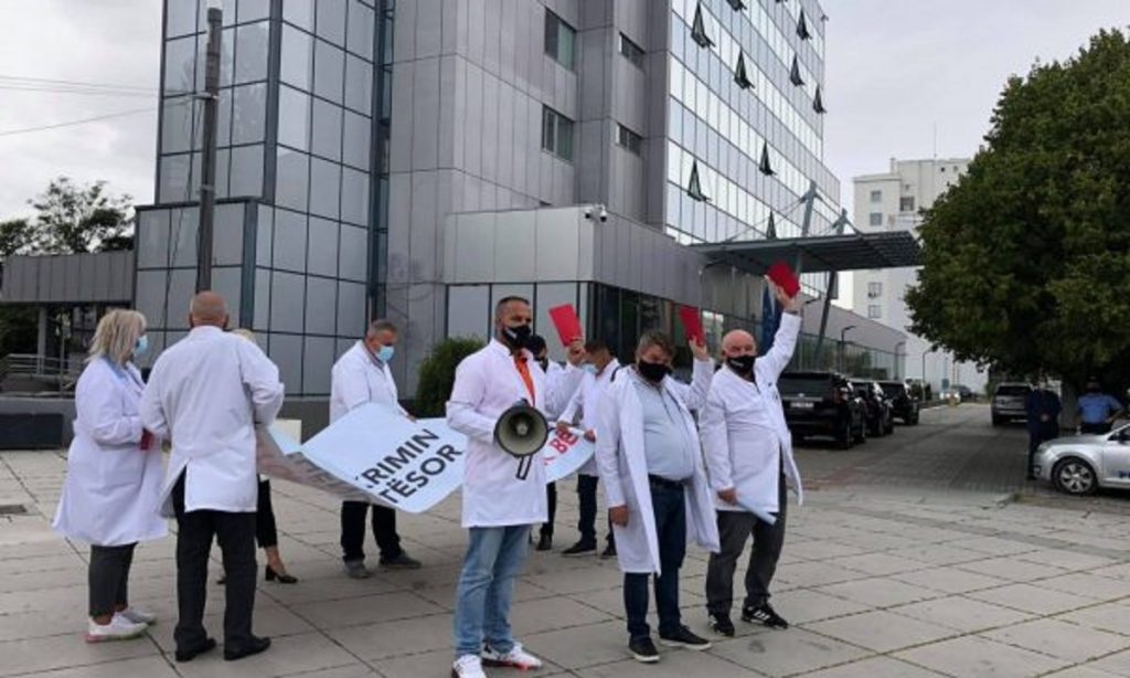 “Qeveria nuk na përgjigjet”, punonjësit e shëndetësisë në Kosovë paralajmërojnë grevë