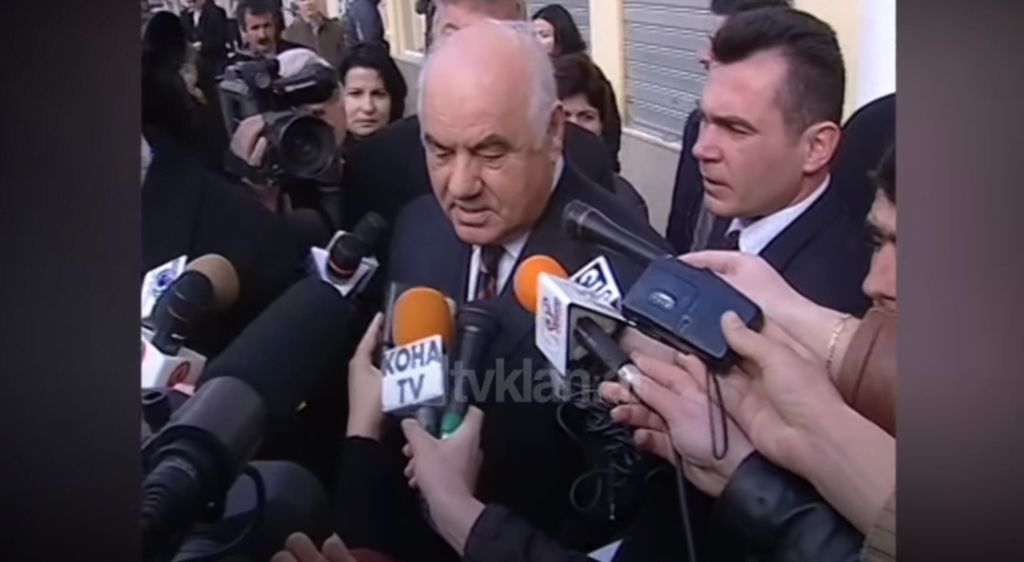 Politikanët urojnë besimtarët myslimanë për festën e Kurban Bajramit (11 Shkurt 2003)