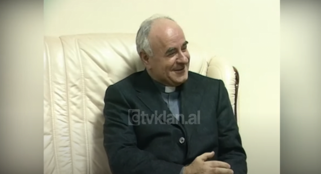 Monsignor Vicenzo Paglia dekorohet me urdhrin “Nënë Tereza” (3 Janar 2003)