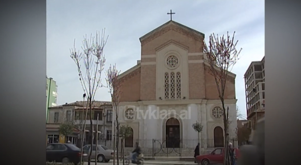 Gjykata e Tiranës liron dy të rinjtë që u kapën ndërsa grabisnin në Kishën Katolike (22 Mars 2003)