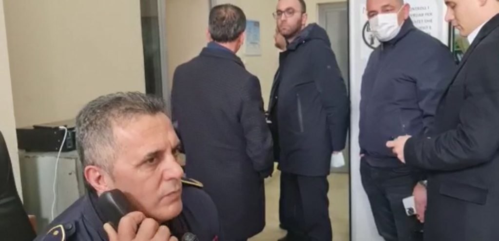 Bardhi “sherr” me policin: Më pyet nëse nuk ma di emrin