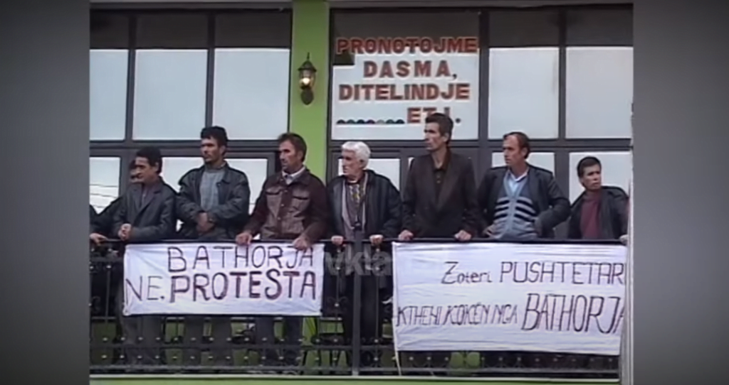 Banorët e Bathores në protestë, qeveria indiferente ndaj kërkesave të tyre (22 Prill 2003)