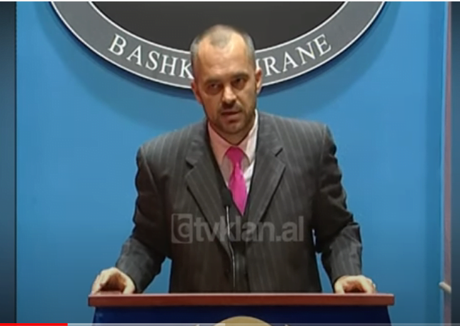 Kryebashkiaku Edi Rama është i vendosur për taksat ndaj tregtareve të Tiranës &#8211; (4 Prill 2003)