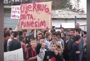 Protesta e banorëve të Unazës së Re për legalizimin e shtëpive &#8211; (30 Prill 2003)