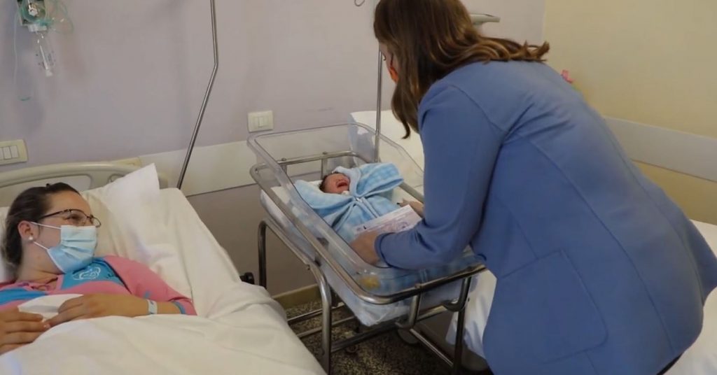 Oguri i mirë i vitit 2022, 12 djem dhe 2 vajza lindën pas mesnate deri në orët e para të mëngjesit në Tiranë