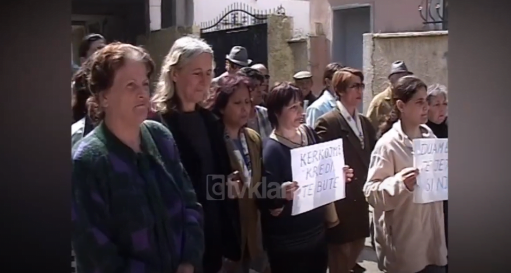 Familjarët e grevisteve që humbën shtëpitë në firmat piramidale dalin në protestë (17 Prill 2003)