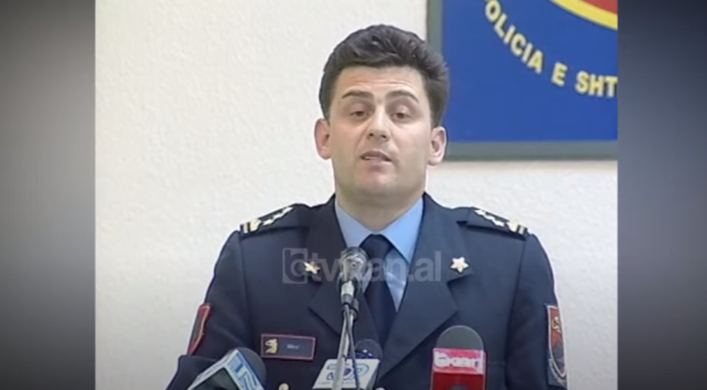 Drejtori i Policisë Bajram Ibraj shpehet i pakënaqur nga puna e uniformave blu (22 Prill 2003)