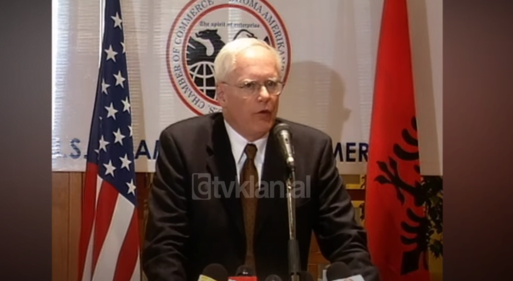 Ambasadori James Jeffrey bisedon me biznesmenët shqiptarë për rindërtimin e Irakut (7 Maj 2003)