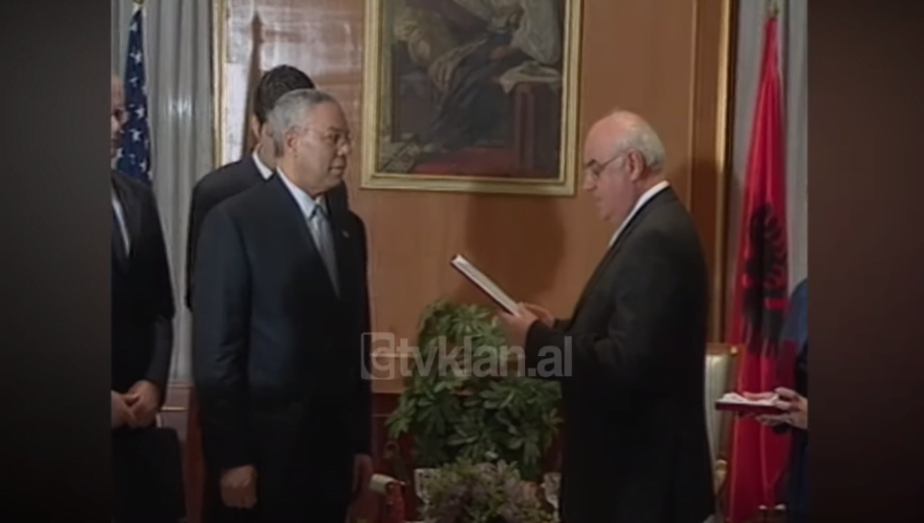 Presidenti Alfred Moisiu dekoron  sekretarin e SHBA-së Colin Powell (2 Maj 2003)