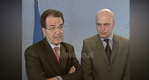 Kryekomisioneri evropian Romano Prodi pret në Bruksel ministrin Sokol Nako (5 Mars 2003)