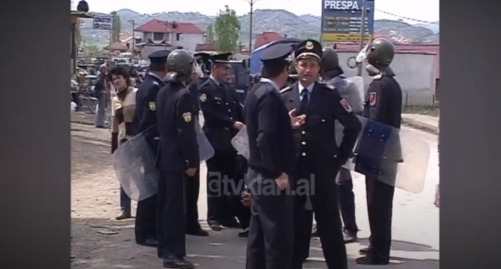 Protesta në Bathore, 6 efektivë të policisë dërgohen në Spitalin Ushtarak (24 Prill 2003)