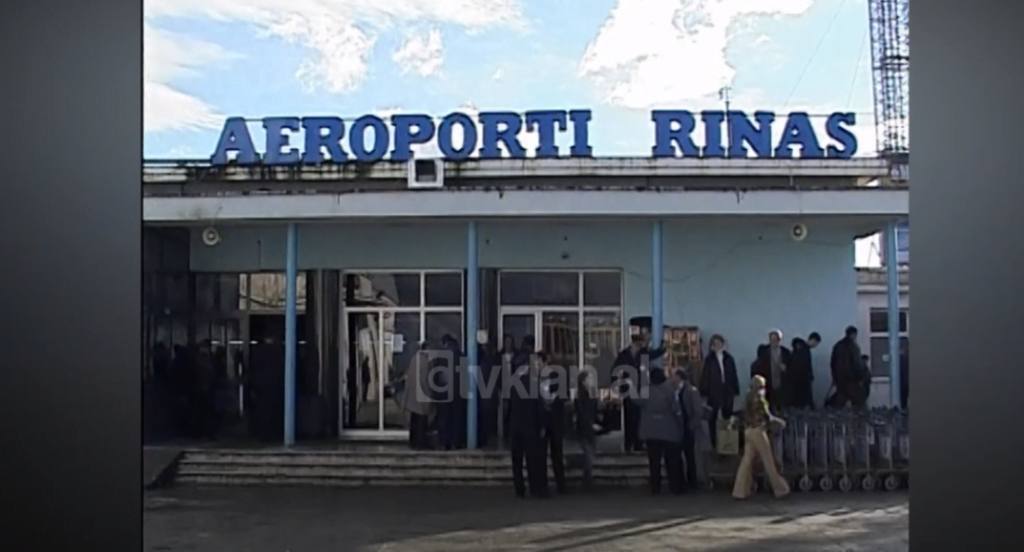 Lirohen personat e ndaluar ne aeroportin e Rinasit (17 Prill 2003)