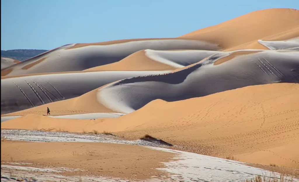 FOTO | Fenomen i rrallë në Sahara, dëbora mbulon shkretëtirën