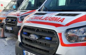 Tiranë: E përplas makina, 28 vjeçarja dërgohet në spital