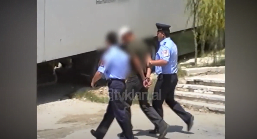 Policia e Gjirokastrës arreston grabitësin e objekteve kishtare (28 Qershor 2003)