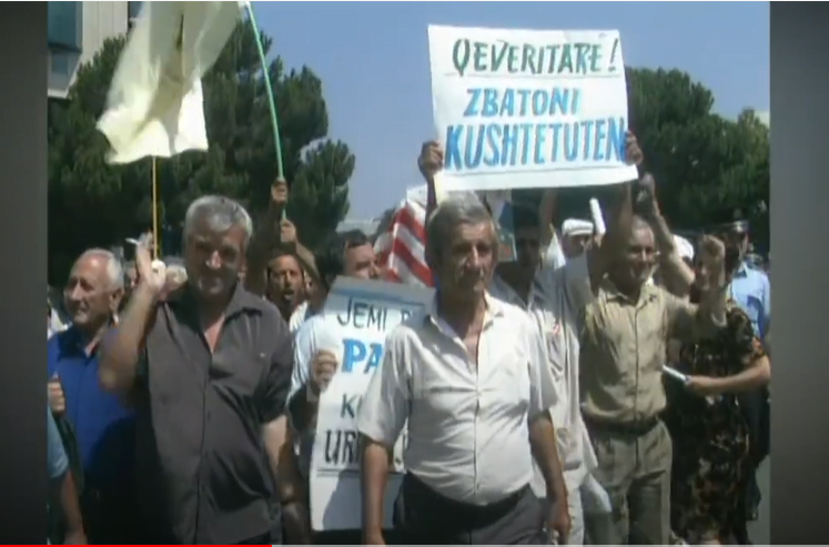 Ish-të përndjekurit politikë sërish protestë kundër Nanos dhe qeverisë se tij &#8211; (10 Korrik 2003)