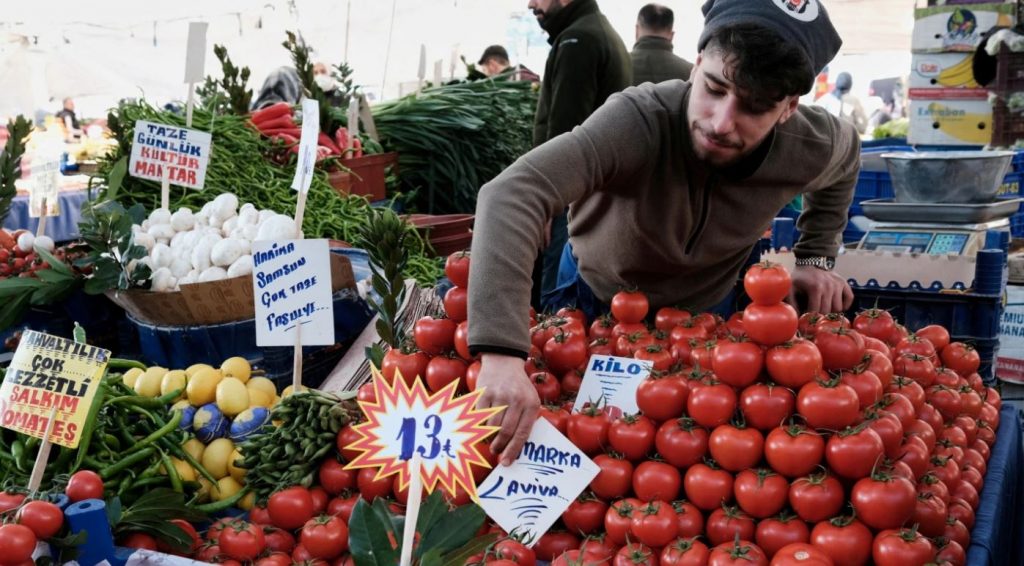 Turqia ul taksat për ushqimet bazë për të luftuar inflacionin