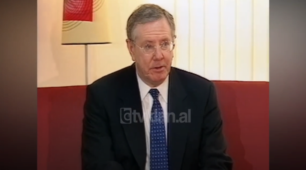 Steve Forbes mbërrin në Tiranë (8 Korrik 2003)