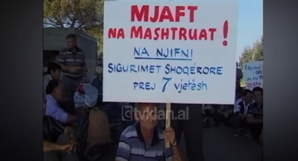 Punëtorët e kantierit detar të Durrësit në protestë, bllokojnë hyrjen e qytetit (19 Maj 2003)