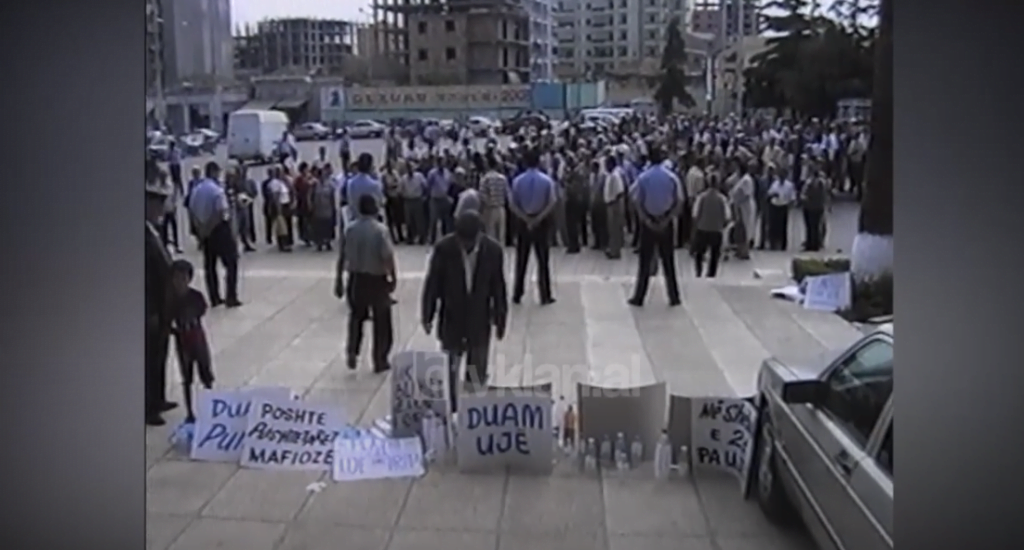 Banorët e Durrësit dalin në protestë për mungesën e ujit të pijshëm (21 Maj 2003)