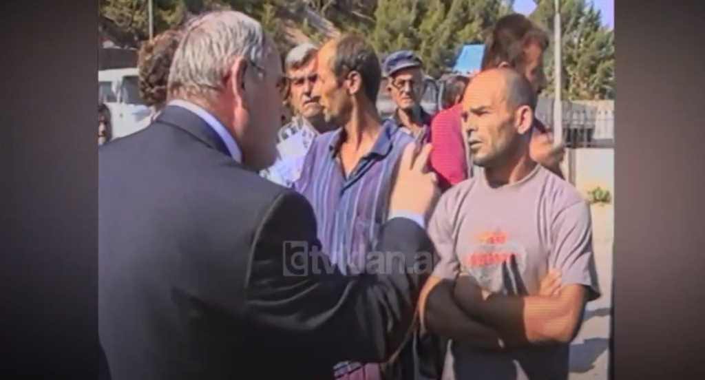 Protestat e banorëve bllokojnë punimet përgjatë aksit rrugor Elbasan-Librazhd (22 Korrik 2003)