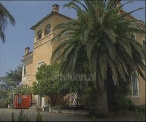 Vëzhgim në vilat e Zogut, arkitektuara Italiane dhe dora Shqiptare e shkatërrimit (25 Korrik 2003)