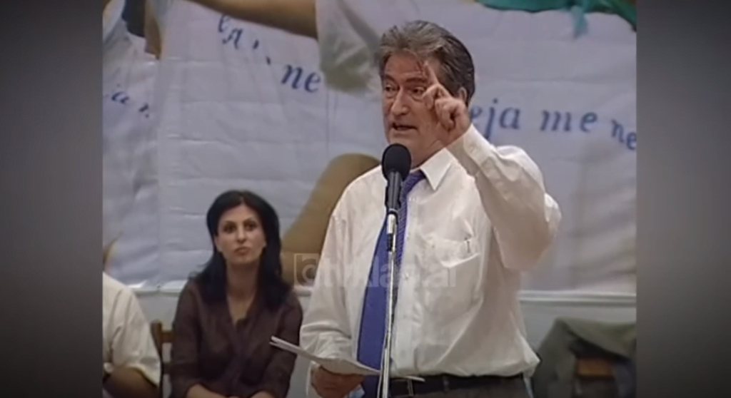 Sali Berisha dhe Fatos Nano nisin fushatën elektorale me strategji të njëjtë (2 Shtator 2003)