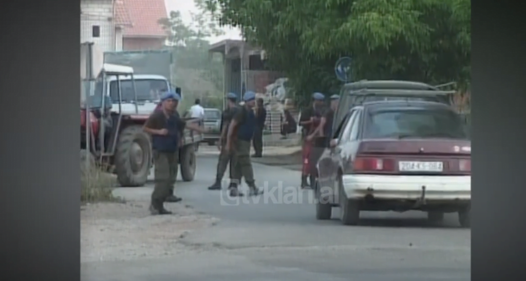 Ceremonia e varrimit të dy serbëve në Pejë, rreth 1000 të pranishëm  (2 Gusht 2003)