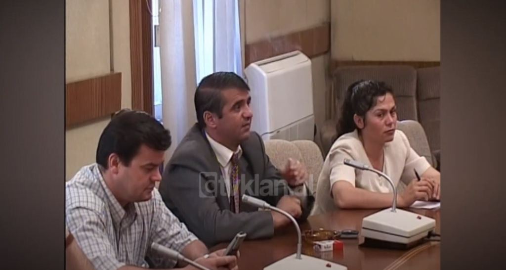 Partitë e vogla kërkojnë vendin e tyre në parlament (6 Qershor 2003)