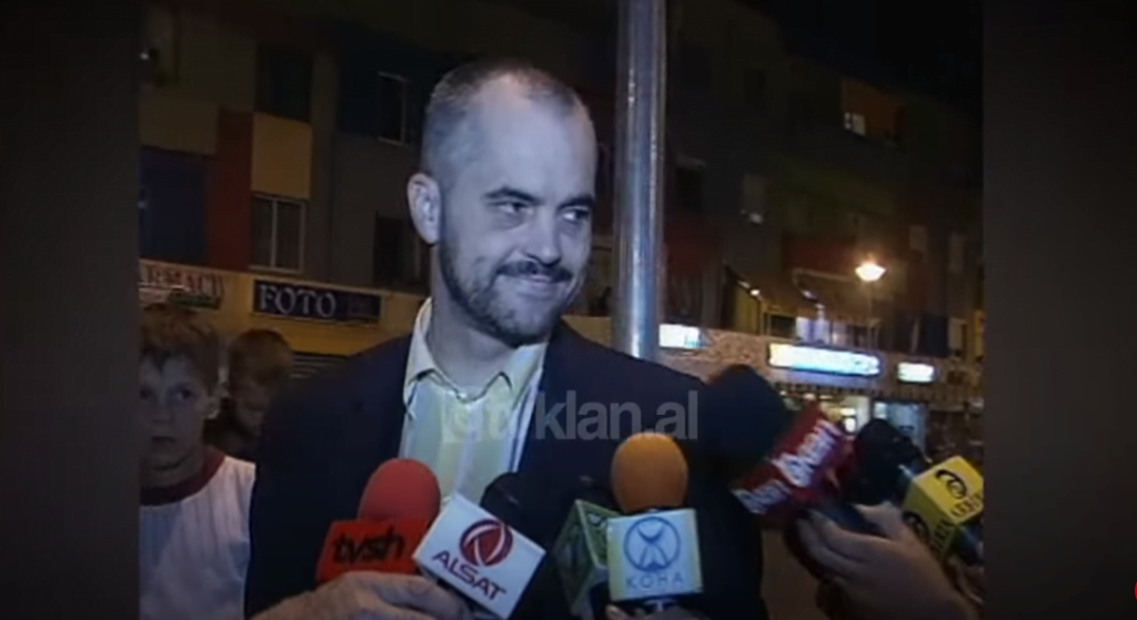 Edi Rama shfrytëzon orët e vona të darkës për të mbjell lule në rrugë (5 Shtator 2003)