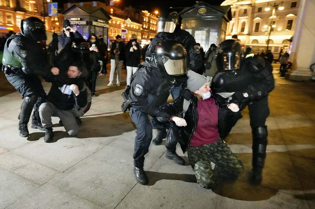 Policia ruse arreston protestuesit