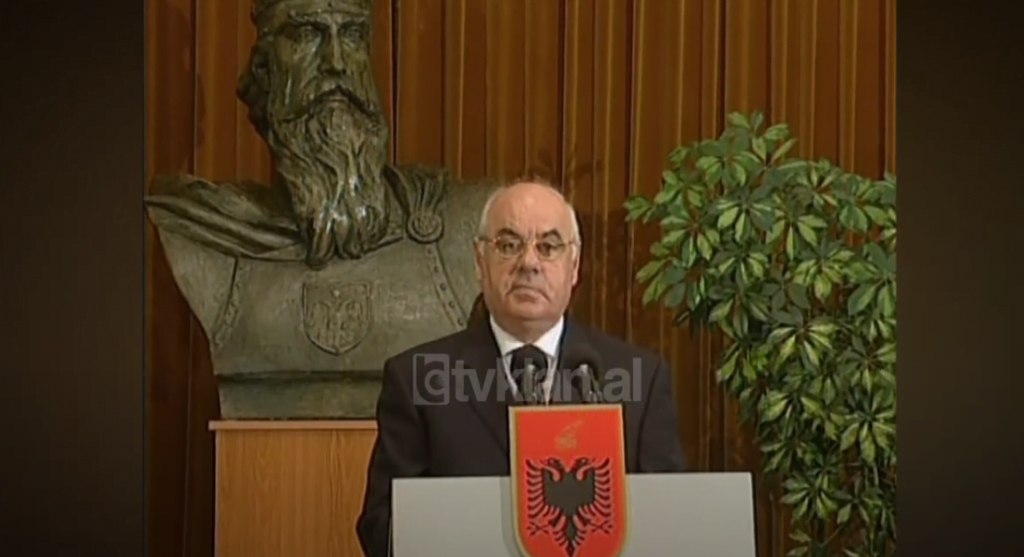 Presidenti Alfred Moisiu dekreton propozimet për dy vendet bosh në kabinetin qeverisës (22 Tetor 2003)